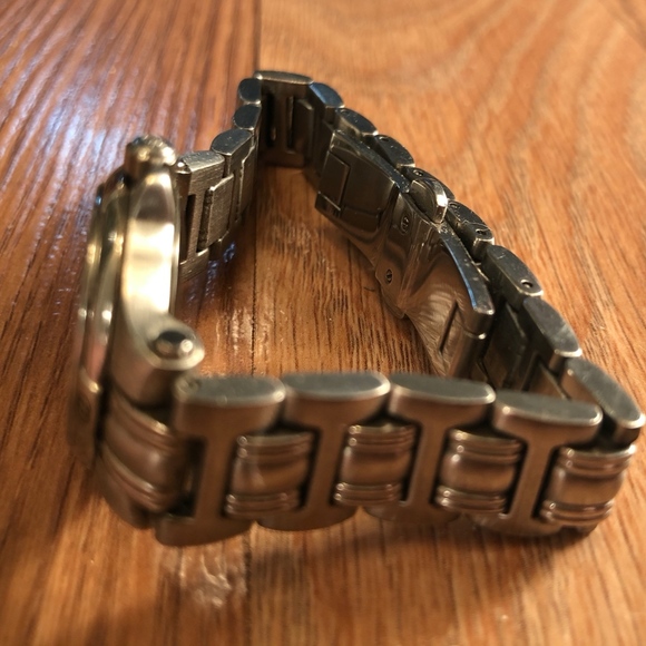 Authentic Ladies Gucci 9040L Watch - Picture 2 of 5